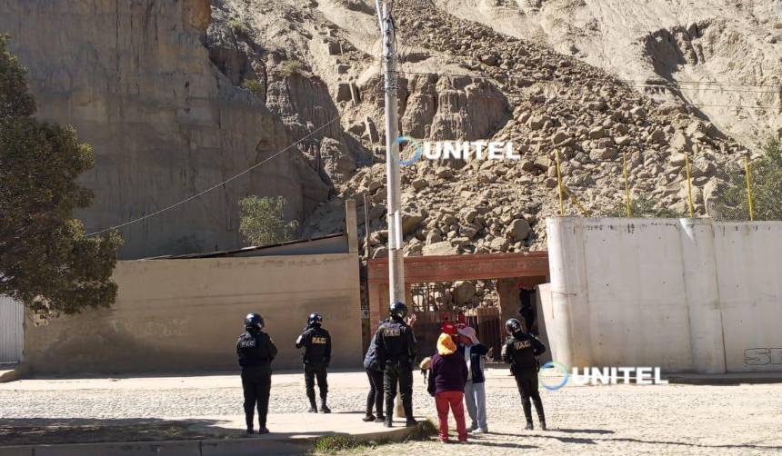 No hay heridos en deslizamiento de tierra y rocas en Achumani; Alcaldía de La Paz no descarta demolición controlada