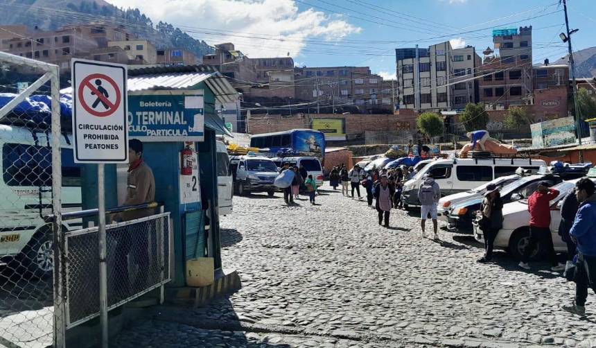 La Paz: Sube el precio de los pasajes a Mapiri y Tipuani por las filas de combustible, reporta empresa de transporte 
