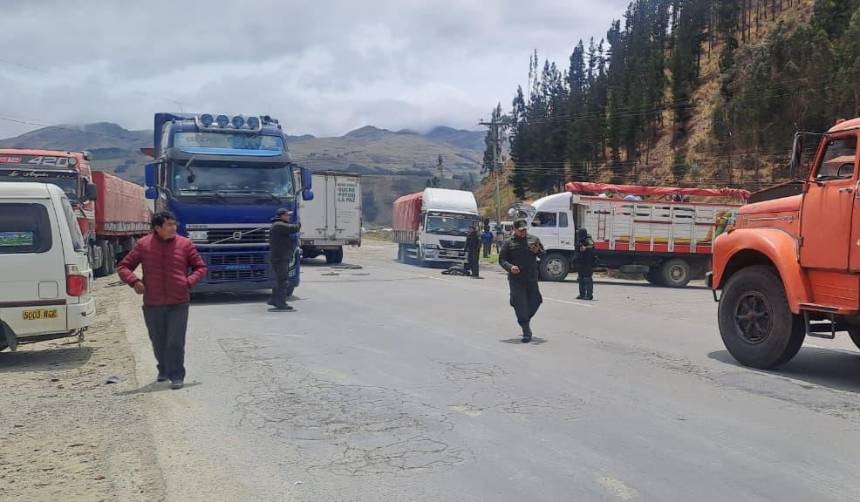 Falta combustible: Tras acuerdo con la Policía, choferes dan cuarto intermedio en los bloqueos en Cochabamba