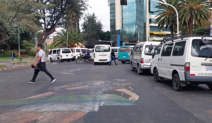 Línea de trufi instala bloqueos en Cochabamba; exige al municipio se le permita transitar por el túnel de El Abra