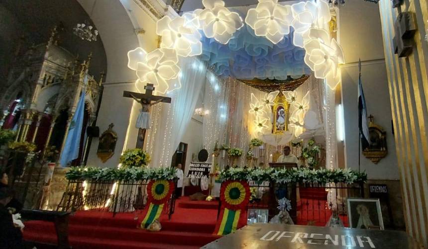 Virgen de Urkupiña: Se registra una gran afluencia de feligreses al templo de San Idelfonso