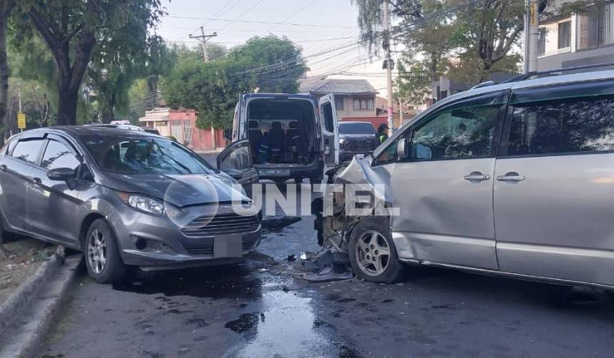 Choque entre dos vehículos deja a tres personas heridas y daños materiales de consideración
