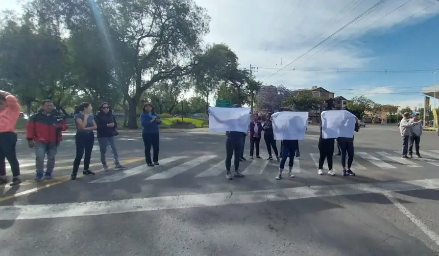 Vecinos protestan por vehículos que hacen fila por combustible afuera de sus casas