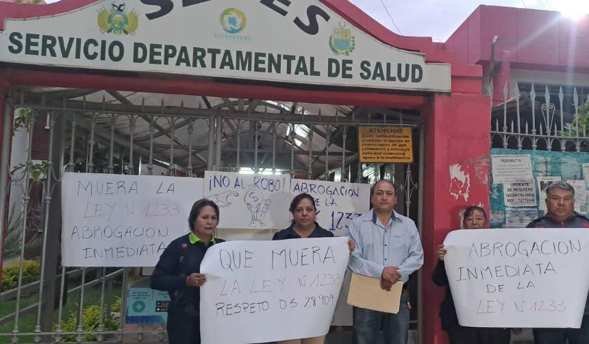 Trabajadores de Salud cumplen paro de 24 horas en Cochabamba para exigir pago de sueldos
