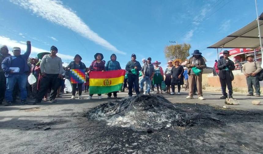 Bloqueos en Huayllani persisten y cortan el paso en la ruta nueva entre Cochabamba y Santa Cruz 