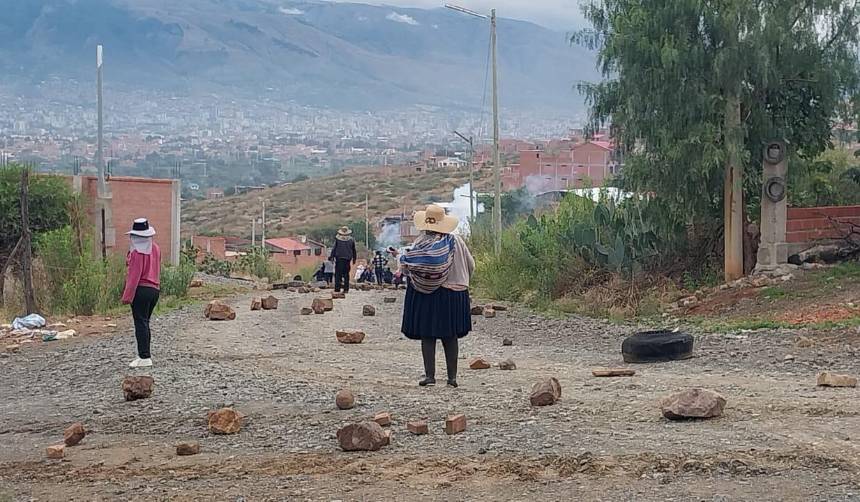Bloqueo en Colcapirhua persiste y sube a 11 la cifra de heridos por enfrentamiento