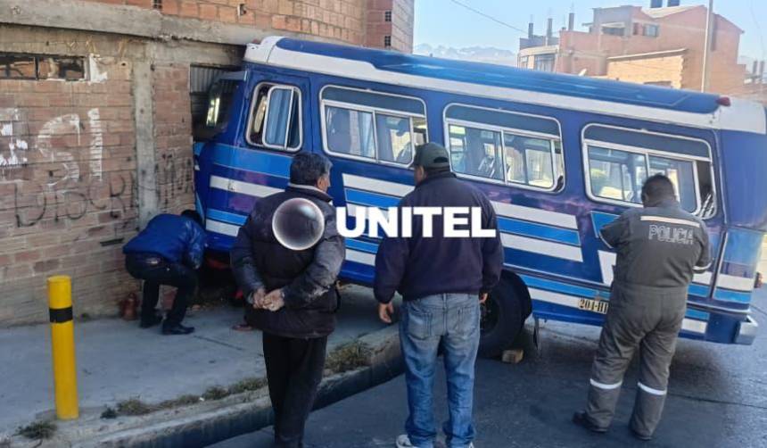 ¿Qué sucedió? Un micro con pasajeros termina ‘clavado’ en una casa de La Paz
