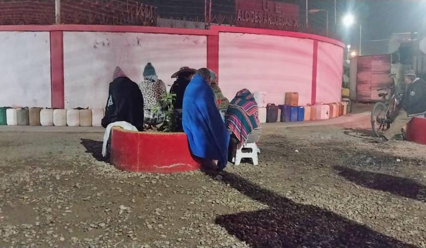 A las filas de vehículos por combustible se suman personas con bidones surtidores del eje central