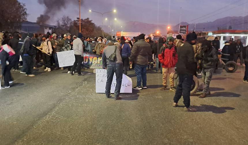 En medio de bloqueos evistas en Cochabamba, vecinos de Cotapachi cortan el paso a La Paz y Oruro exigiendo asfalto