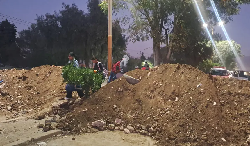 Suman cinco días de bloqueo en Colcapirhua por conflicto de la basura de Cochabamba