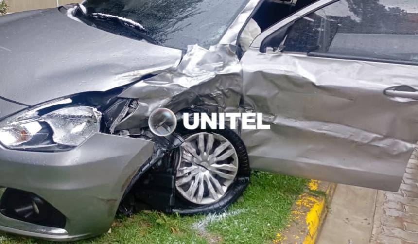 Choque entre un vehículo y una ambulancia deja un herido durante granizada en La Paz, reporta la Policía 