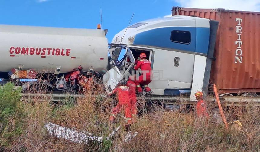Un conductor queda atrapado entre fierros tras el impacto de un tráiler y una cisterna