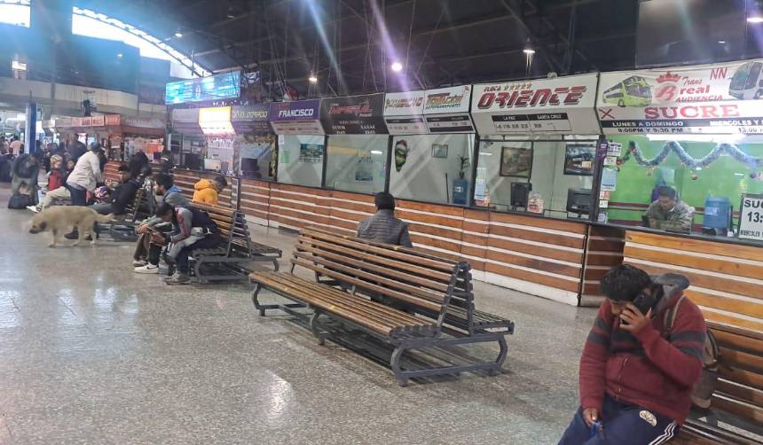 Viajes a La Paz continúan suspendidos desde la Terminal de Cochabamba debido a los bloqueos