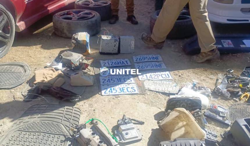 Hallan un vehículo robado, autopartes y placas en una vivienda de la zona sur de La Paz