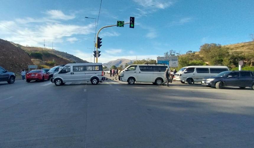 Transportistas de Cochabamba bloquean las rutas al oriente y al occidente en demanda de combustible