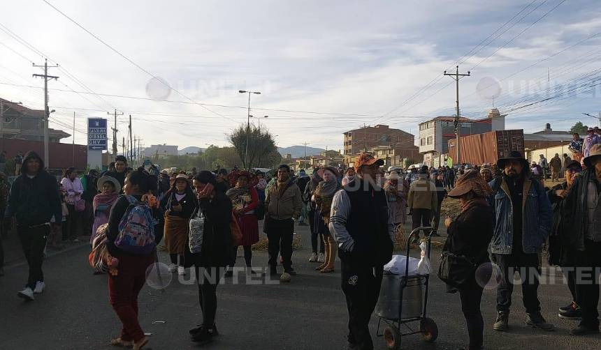 Cochabamba: Instalan bloqueo en el puente Huayllani, ruta a Santa Cruz, pese a resguardo policial 