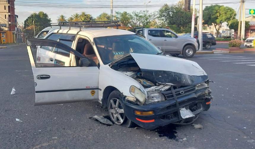 Taxi fue impactado por otro vehículo que luego se dio a la fuga, un pasajero resultó herido
