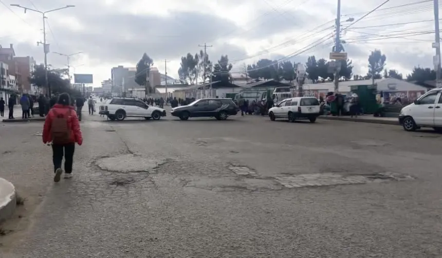 Sin hora ni fecha, el Gobierno convoca a los choferes al diálogo en medio del bloqueo de vías y el repliegue de micros