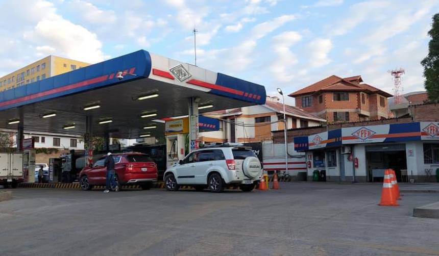 Las filas por combustible no desaparecen pese a los compromisos de abastecimiento del Gobierno