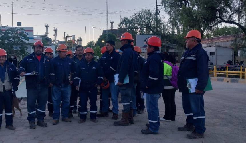 Choferes de cisternas denuncian problemas en el despacho de combustible en la refinería de Valle Hermoso