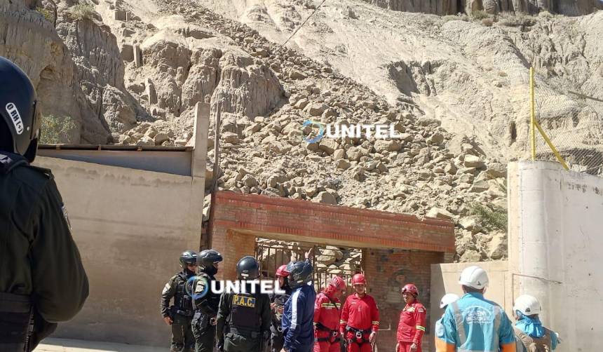 Desprendimiento de piedras y tierra en la zona de Achumani provoca temor de los vecinos