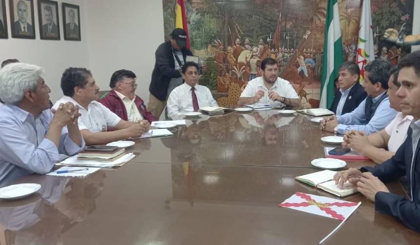 Bloque cívico nacional se reúne en Santa Cruz; esperan la llegada del presidente Paz
