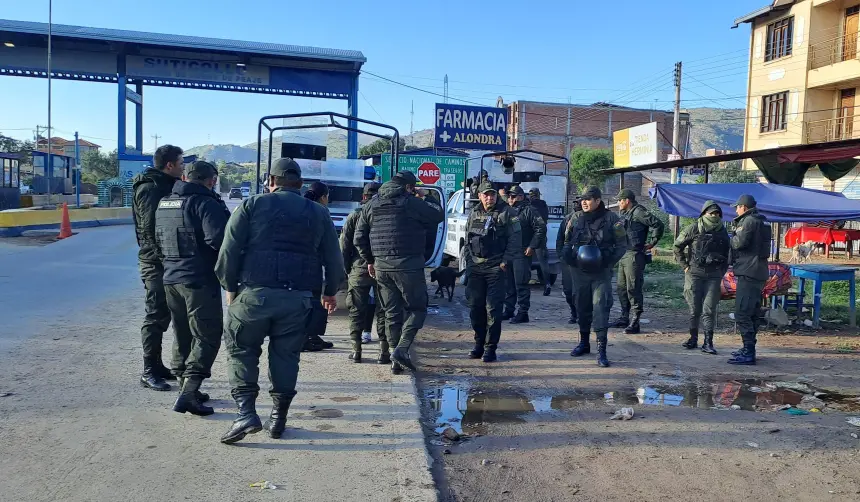 La Policía resguarda la ruta hacia el occidente ante reporte de “bloqueos esporádicos” de la COB