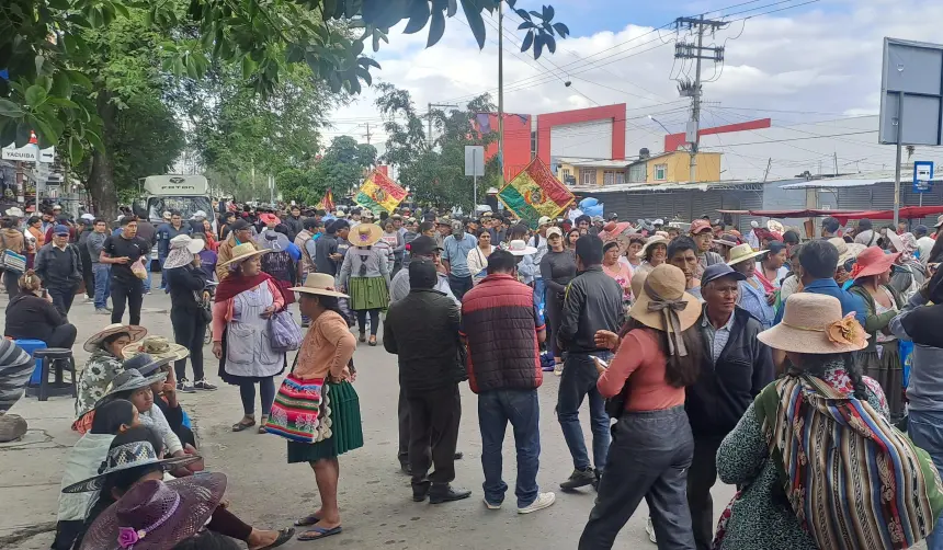 Vecinos marchan en Cochabamba en contra del decreto 5503