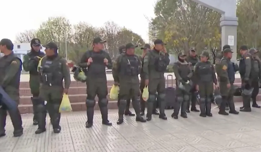 Denuncian la suspensión de la alimentación a policías en Cochabamba y el cambio de horarios de servicio