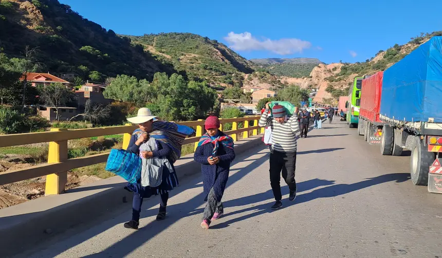 Suben a cinco los puntos de bloqueo en las rutas interdepartamentales de Cochabamba