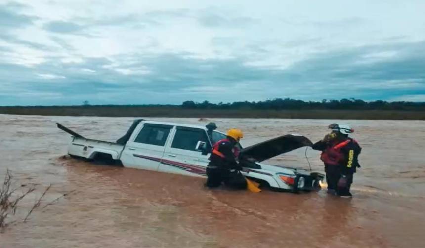 Jóvenes quedan atrapados en medio de un río cuando intentaban cruzar en una camioneta