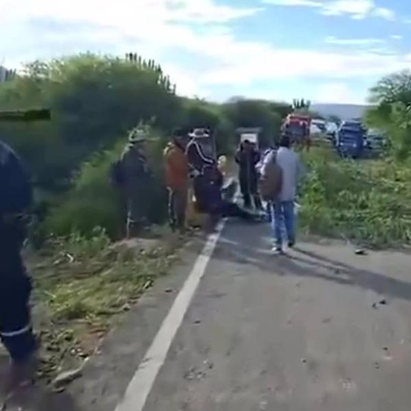 Campesinos bloquean ruta a los valles cruceños y exigen eliminar el registro para compra de combustible en bidones 