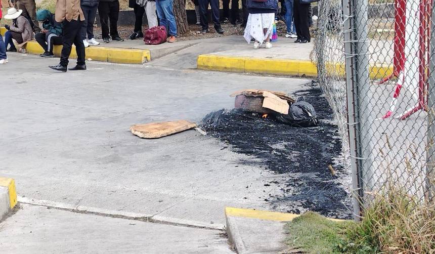 Vuelven a bloquear el ingreso al aeropuerto de El Alto; Naabol recomienda a los pasajeros contactarse con las aerolíneas