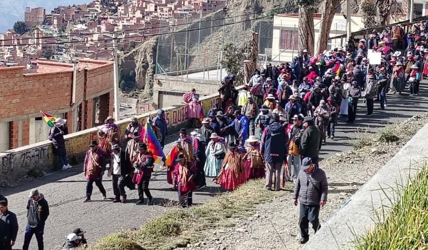 Sube la tensión en La Paz: Tres marchas llegan a la sede del Gobierno de Bolivia para protestar contra Rodrigo Paz 