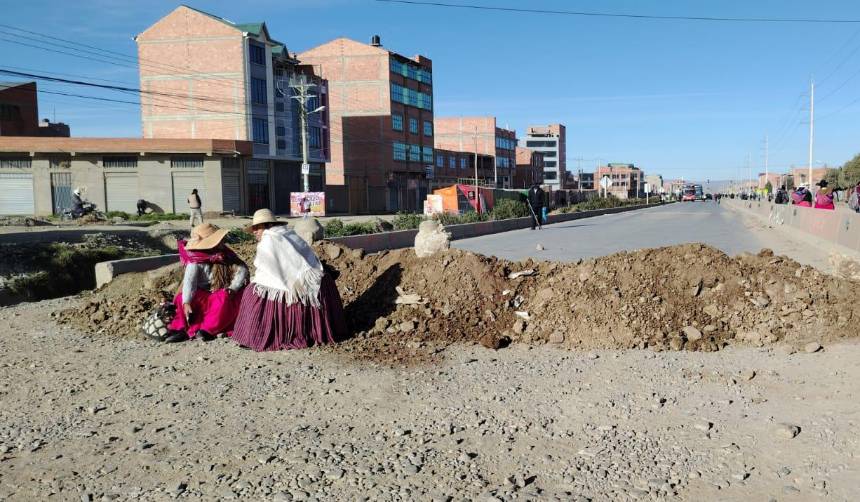 La Paz: Bloqueos afectan cinco rutas principales y suspenden salidas desde las terminales terrestres