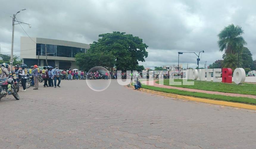 Mototaxistas bloquean el ingreso a Montero en protesta por la “mala calidad” del combustible