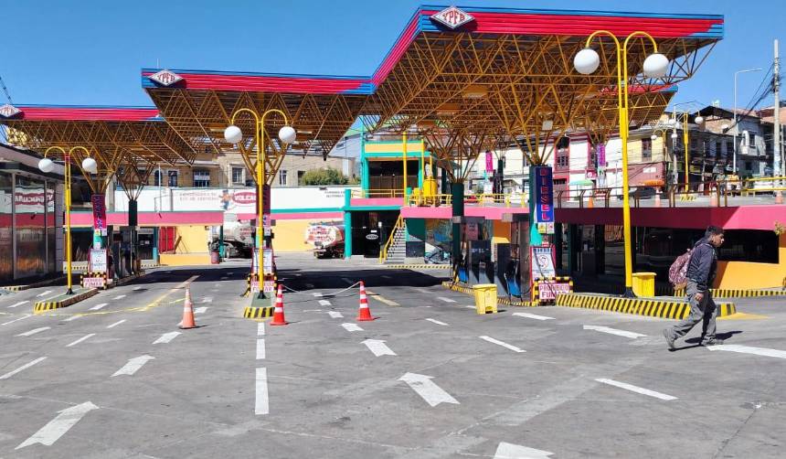 Bloqueos: Pese a ingreso de cisternas, falta combustible en La Paz y el Alto, en Santa Cruz hay filas por diésel
