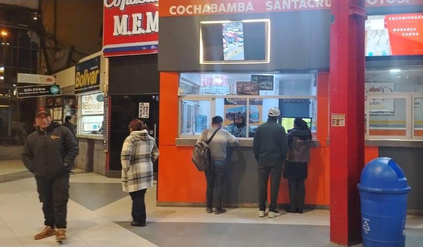 Disminuye la frecuencia de salida de buses desde las terminales de La Paz y Cochabamba por la falta de diésel