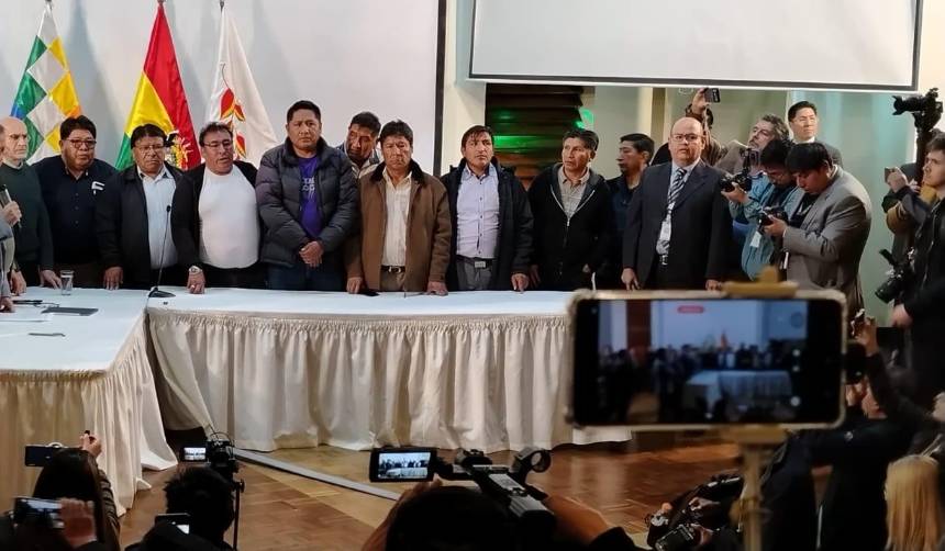 Gobierno y choferes de La Paz firman acuerdo y se levanta el paro indefinido