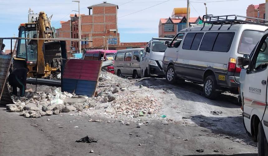 Policías y militares despejan rutas estratégicas de El Alto tras dictarse Estado de excepción 