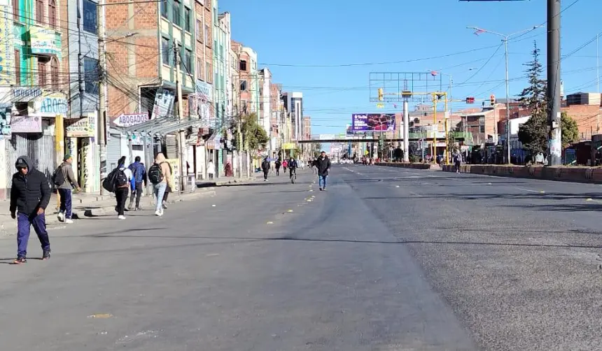 Los bloqueos no cesan y los choferes cumplen un paro indefinido en El Alto; en La Paz hay filas en los surtidores