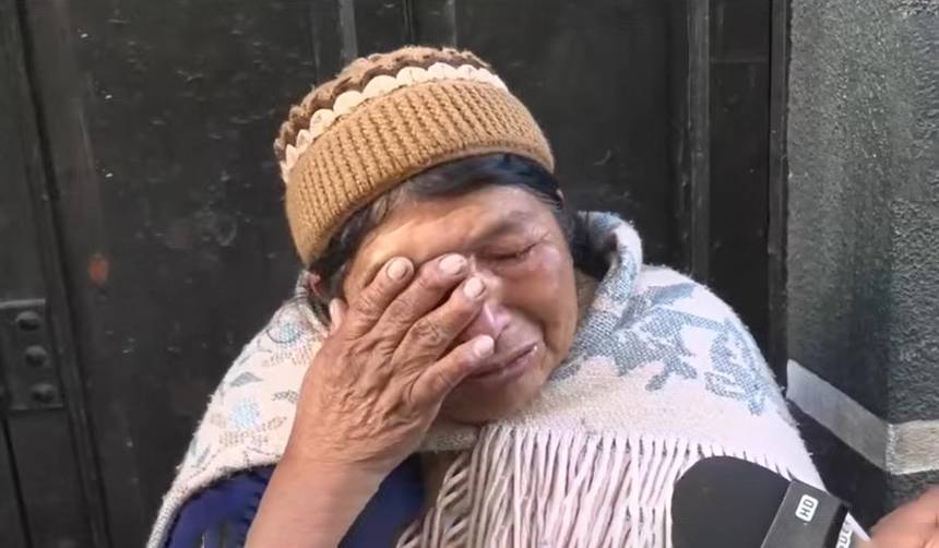 “Todo lo sacaron y quemaron”, denuncia entre lágrimas una comerciante tras el saqueo de su puesto en La Paz