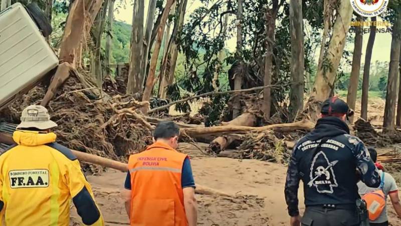 Una ambulancia también fue arrastrada junto con los troncos y el lodo