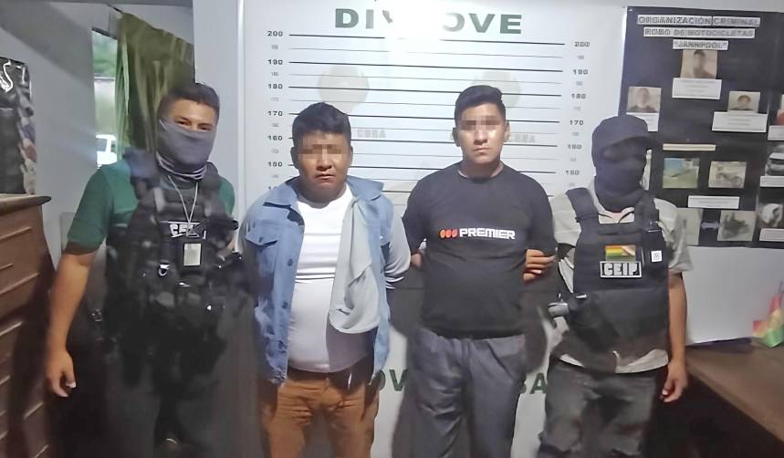 Aprehenden a un policía y a un expolicía involucrados en el robo de vehículos en Cochabamba