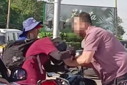 ¿Qué fue lo que pasó? En un video viral se vio a un hombre empujando a un motociclista, pero salió a la luz otro clip