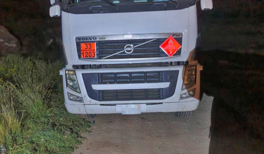 Hallan a un hombre sin vida debajo de un camión, presumen que fue aplastado por el mismo vehículo