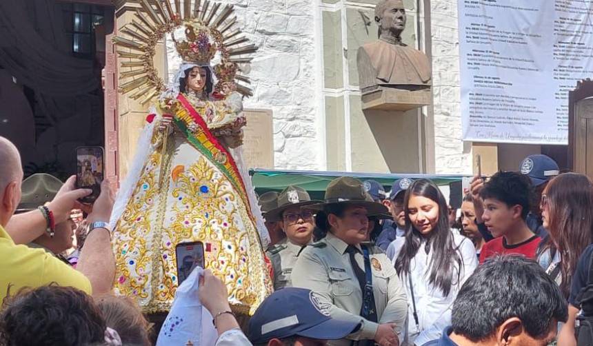 Quillacollo de fiesta: Cientos de feligreses bailan en la entrada y otros visitan el templo de Urkupiña
