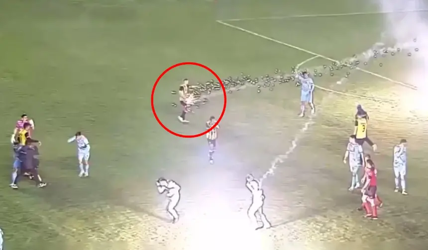 Video: Jugador atigrado fue alcanzado por un bengala que lo dejó tendido en la cancha del Hernando Siles