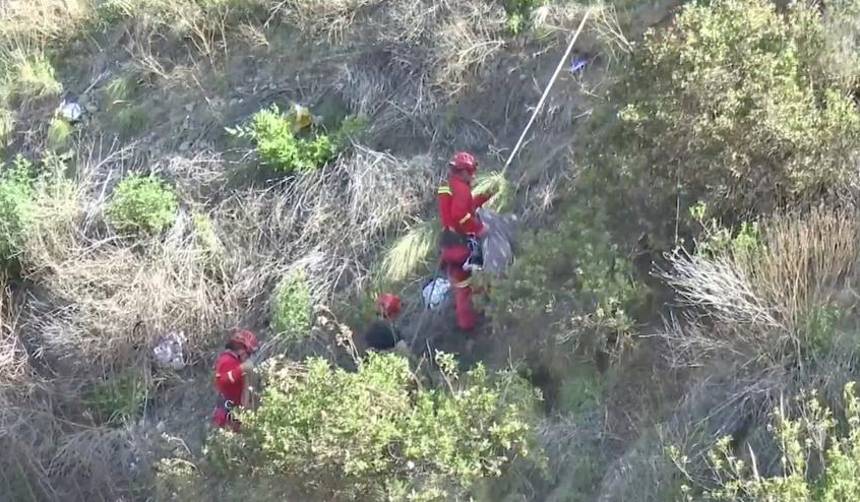 Mujer muere horas después de haber sido rescatada de un barranco, se investiga si se cayó o fue empujada