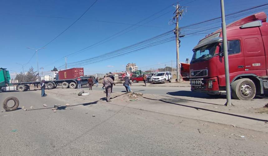 Filas por combustible: Choferes del transporte pesado advierten con bloqueo en El Alto para este lunes